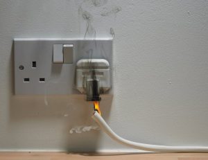 تاثیر دوشاخه ی سوخته بر بروز ارور PF در لباسشویی الجی